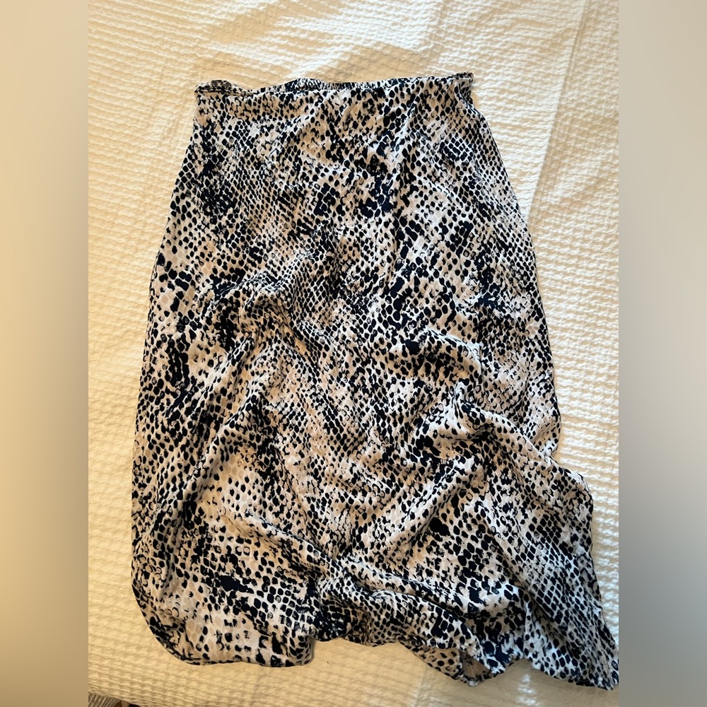 Snake Pattern Blue and White Skirt (M) $25 🐍🤍🌀